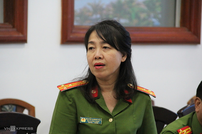 Thượng tá Nguyễn Thị Minh Thảo thông tin về kết quả điều tra các vụ ngộ độc tại TP Nha Trang. Ảnh: Bùi Toàn