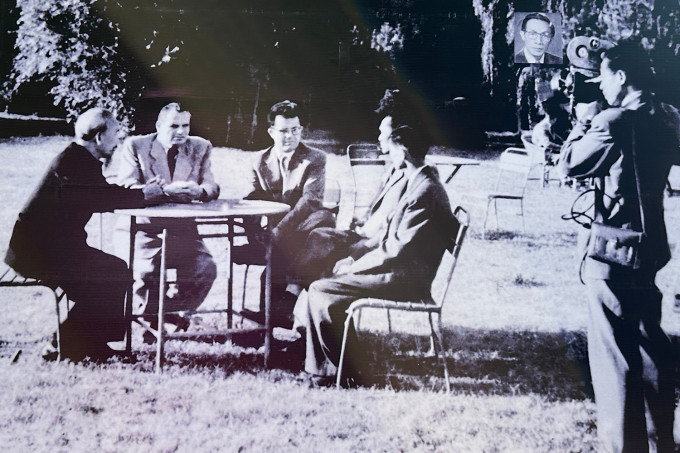 Nhà quay phim An Sơn - từng đoạt giải thưởng Nhà nước về văn học nghệ thuật - quay phim Chủ tịch Hồ Chí Minh và Chủ tịch nước Hungary (thứ hai từ trái sang) cùng các đại sứ ở Hungary, năm 1957.