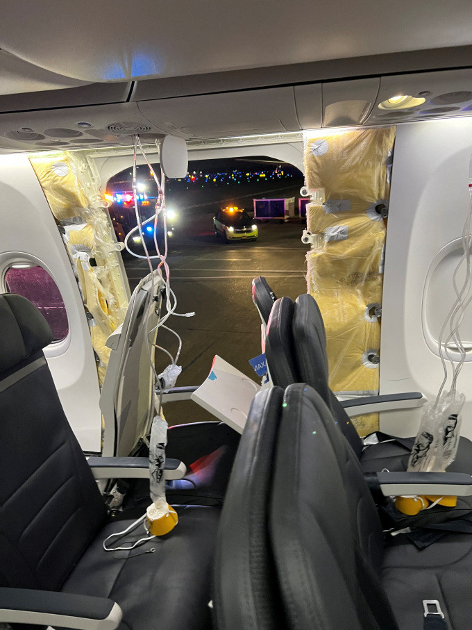 Phần thân máy bay biến mất trên chuyến bay của Alaska Airlines ở thành phố Portland, bang Oregon, Mỹ ngày 5/1. Ảnh: Reuters