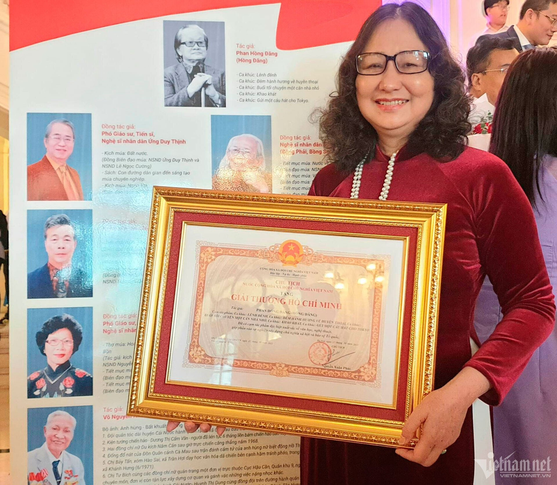 Vợ nhạc sĩ Hồng Đăng nhận Giải thưởng Hồ Chí Minh thay chồng.