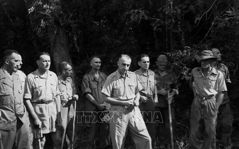 Tướng De Castries cùng toàn bộ Bộ tham mưu Tập đoàn cứ điểm Điện Biên Phủ ra hàng, chiều ngày 7/5/1954. (Ảnh: Triệu Đại - TTXVN)