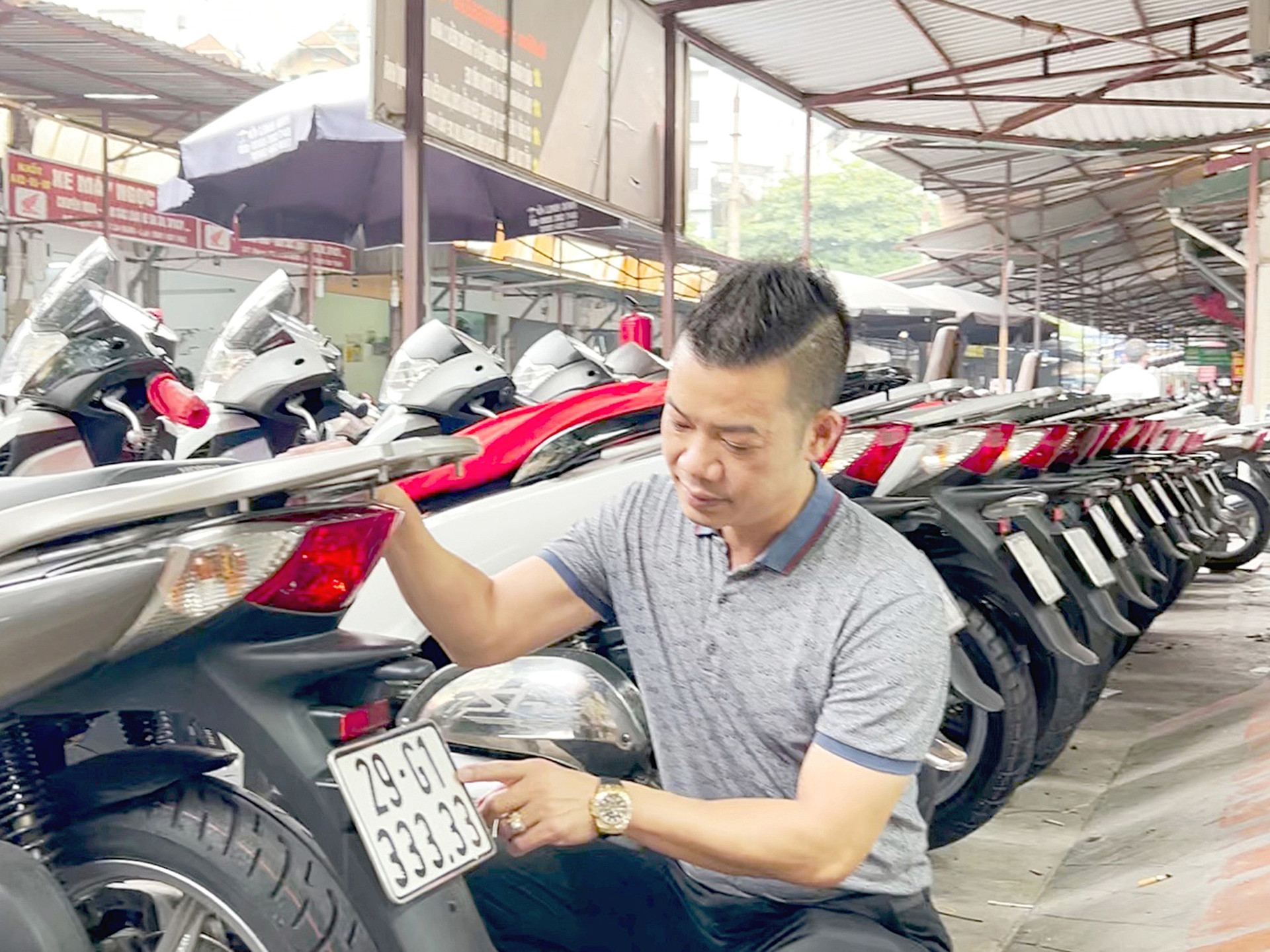 Một chủ cửa hàng bán xe máy ở quận Cầu Giấy (Hà Nội) sở hữu nhiều xe biển số đẹp - Ảnh: PHẠM TUẤN