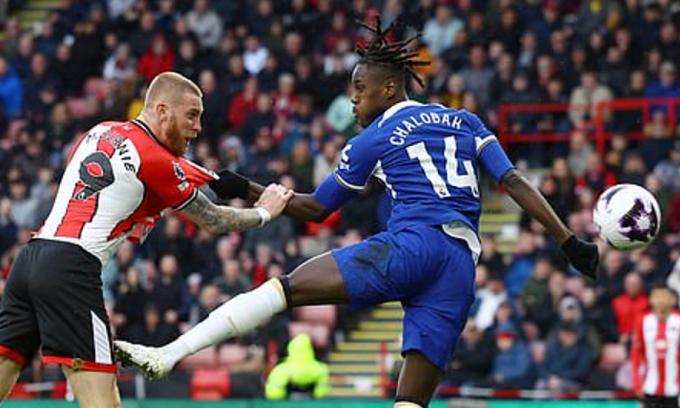 Tiền đạo Oli McBurnie (trái) ghi bàn giúp Sheffield United hòa Chelsea 2-2 ở vòng 32 Ngoại hạng Anh. Ảnh: Reuters