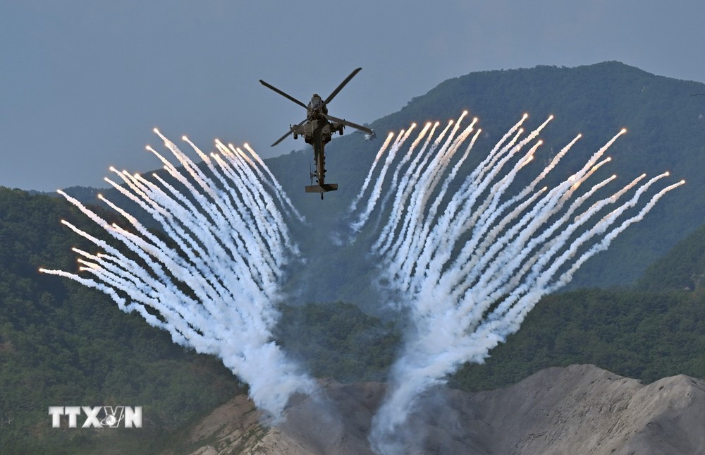 Máy bay chiến đấu Apache AH-64 của Hàn Quốc tham gia cuộc tập trận bắn đạn thật Mỹ-Hàn tại thao trường huấn luyện hỏa lực Seungjin ở Pocheon, cách biên giới liên Triều 25 km về phía Nam, ngày 15/6/2023. (Ảnh: AFP/TTXVN)