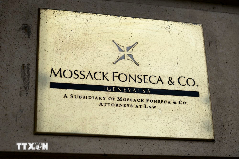 Biểu tượng công ty luật Mossack Fonseca tại văn phòng ở Geneva, Thụy Sĩ. (Ảnh: AFP/TTXVN)