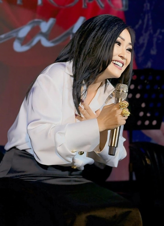 Ca sĩ Phương Thanh giới thiệu live concert Đóa hồng gai. Ảnh: Phạm Thành Trung