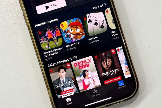 Giao diện ứng dụng Netflix trên điện thoại, ngày 10/4, với mục Mobile Games xuất hiện ở trang chủ, phía trên các bộ phim. Ảnh: Lưu Quý