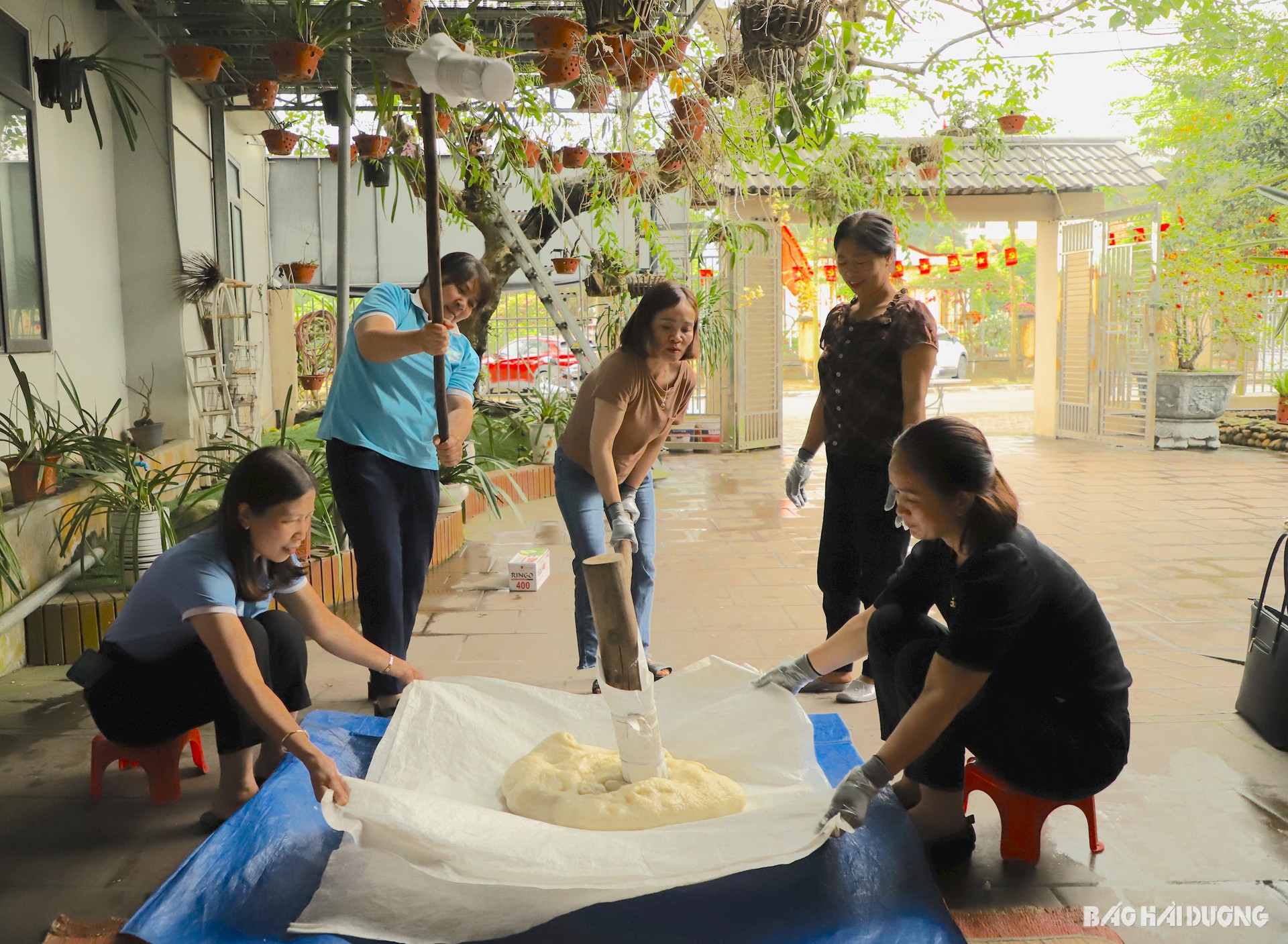 Các tổ viên Tổ hợp tác Sản xuất bánh giầy phường An Lạc làm bánh giầy phục vụ khách hàng thắp hương mùng 1 tháng 3