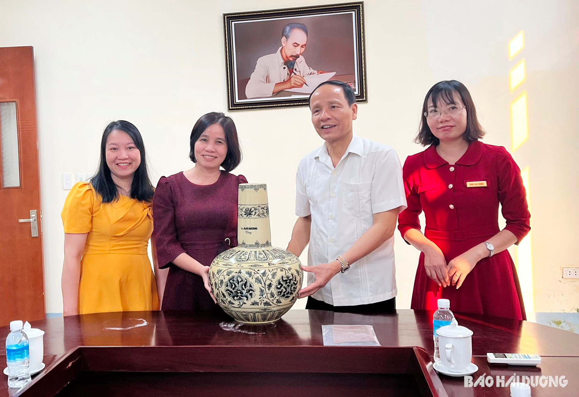 Đồng chí Nguyễn Thị Thanh Mai, Phó Tổng Biên tập Báo Hải Dương (thứ 2 từ trái sang) dẫn đầu đoàn công tác của Báo Hải Dương đến thăm, chúc mừng Báo Lai Châu