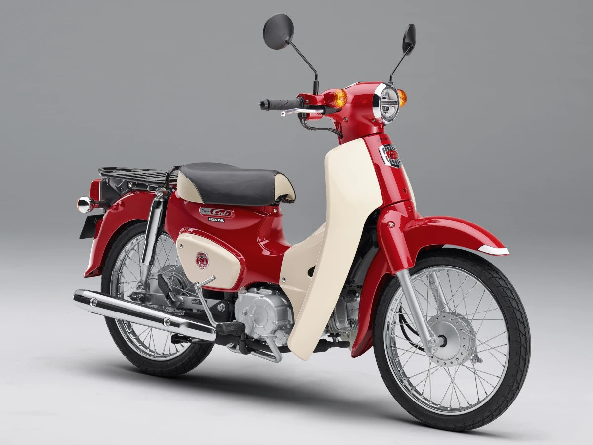 Năm 2018 kỷ niệm 60 năm ra đời chiếc Super Cub đầu tiên, Super Cub 50 và 100 đặc biệt được sơn màu đỏ sống động kết hợp màu be dịu nhẹ. Do đã được sử dụng, Super Cub 50 cuối cùng có thể sẽ không sử dụng lại màu này - Ảnh: Honda