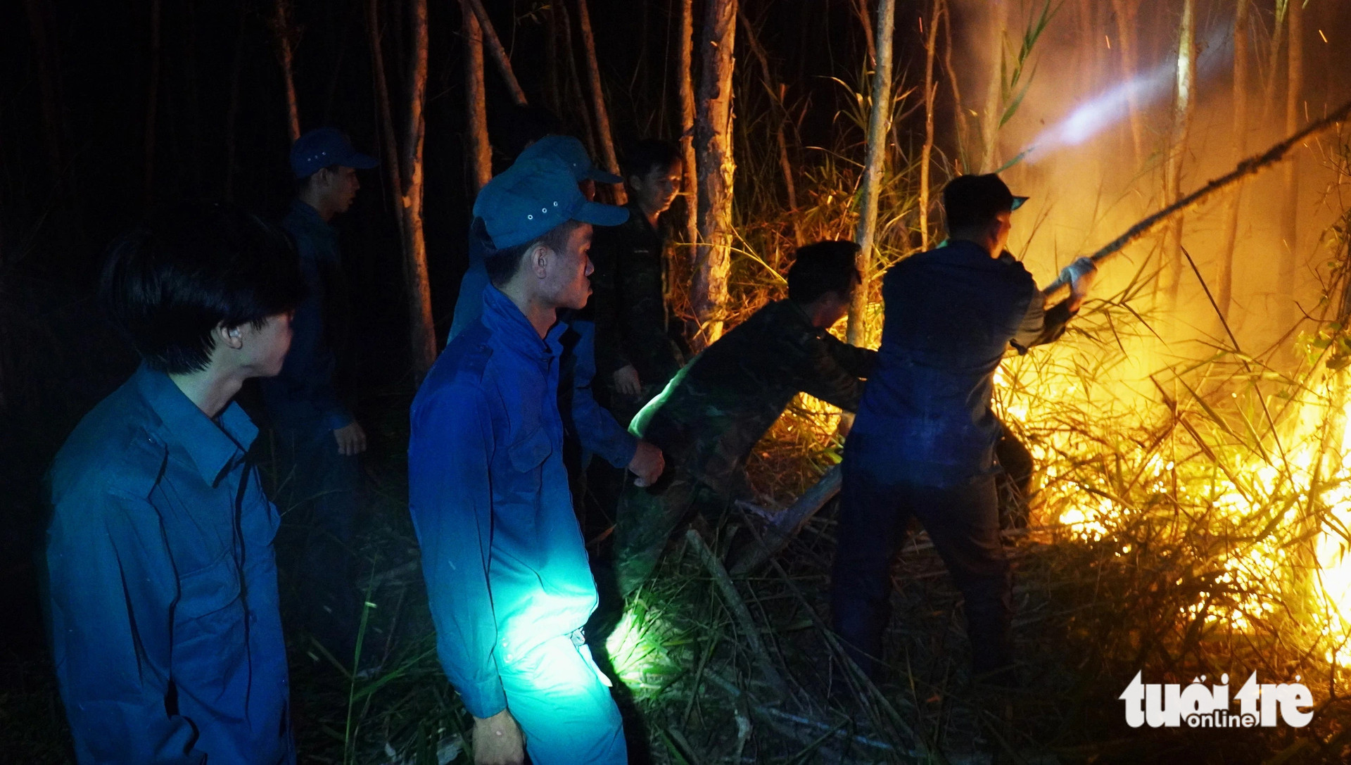 Các lực lượng dân quân tự vệ tại địa phương được huy động để phục vụ cho công tác chữa cháy rừng - Ảnh: THANH HUYỀN