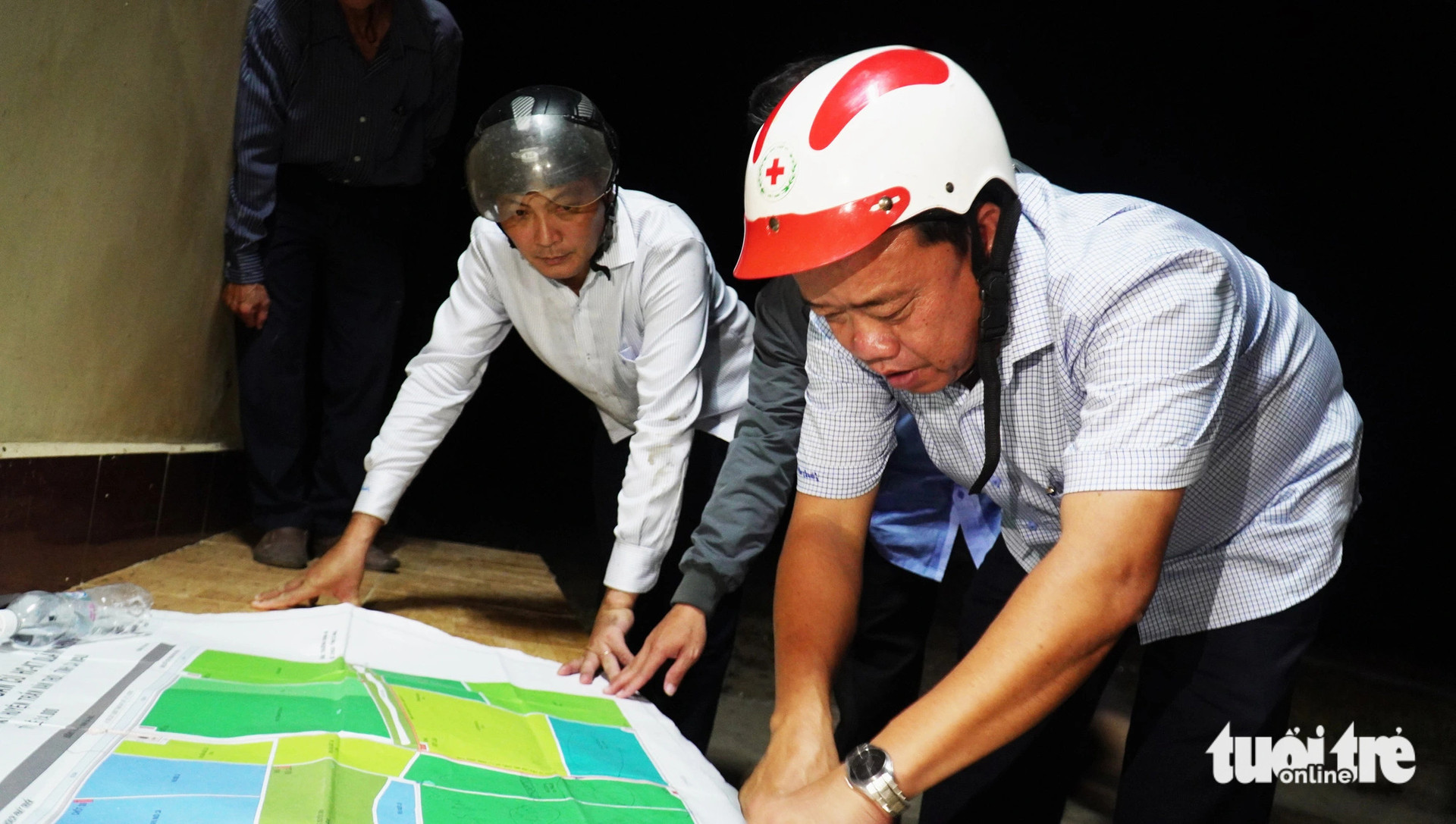 Chủ tịch UBND tỉnh Cà Mau Huỳnh Quốc Việt (bìa phải) chỉ đạo trực tiếp công tác chữa cháy - Ảnh: THANH HUYỀN