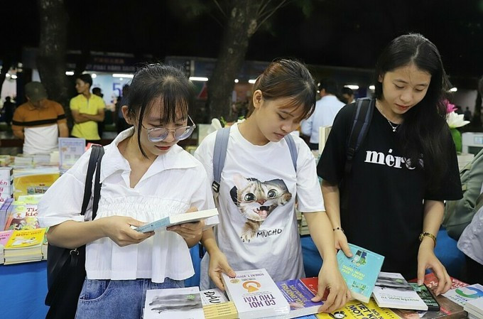 Độc giả trẻ tìm mua sách ở khai mạc Ngày Sách và Văn hóa đọc 2023. Ảnh:Võ Thạnh