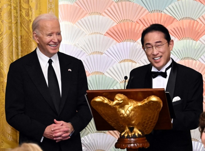 Tổng thống Mỹ Joe Biden (trái) và Thủ tướng Nhật Fumio Kishida tại quốc yến ở Nhà Trắng ngày 10/4. Ảnh: AFP