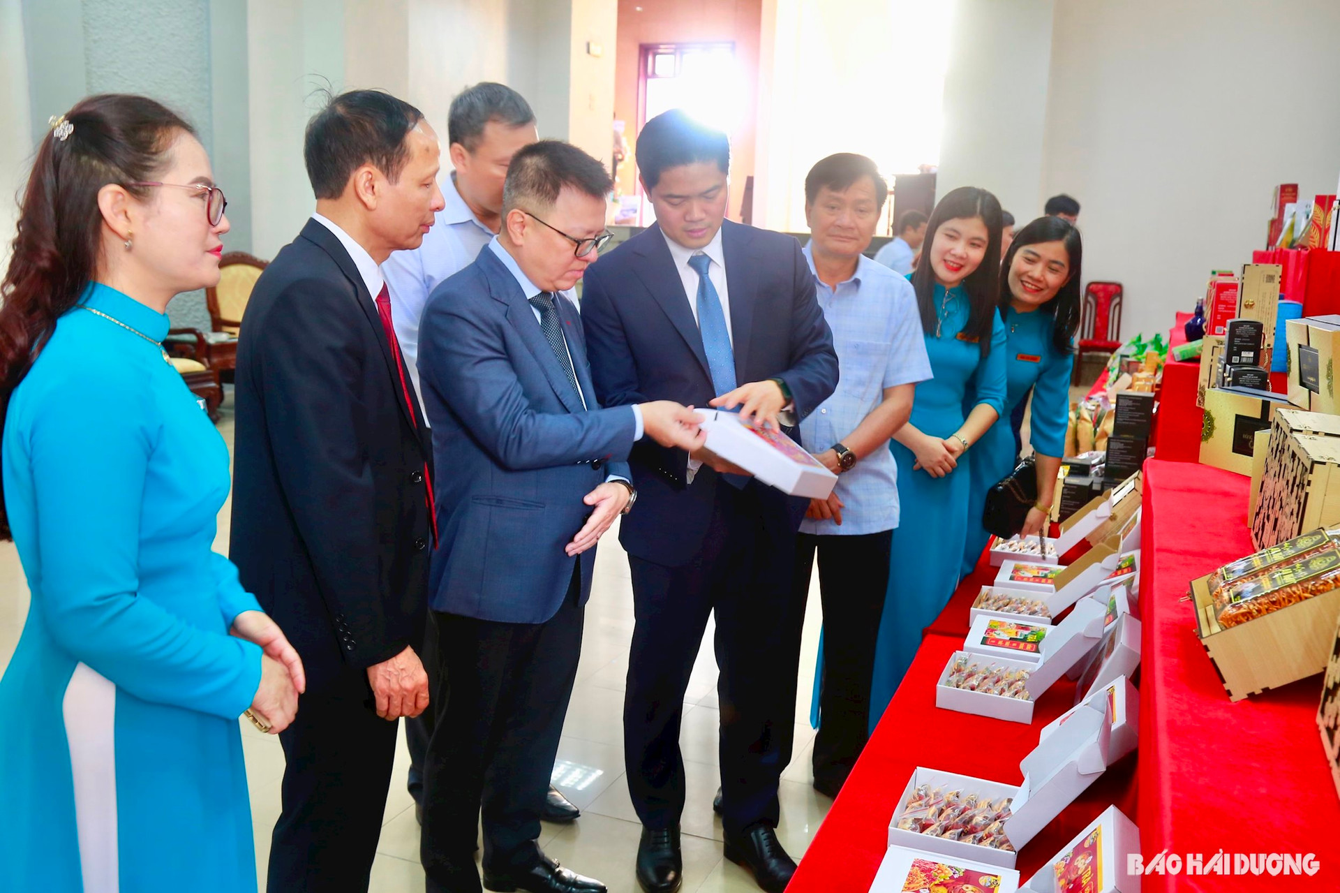 Các đại biểu tham quan gian trưng bày các sản phẩm OCOP, đặc trưng của tỉnh Lai Châu