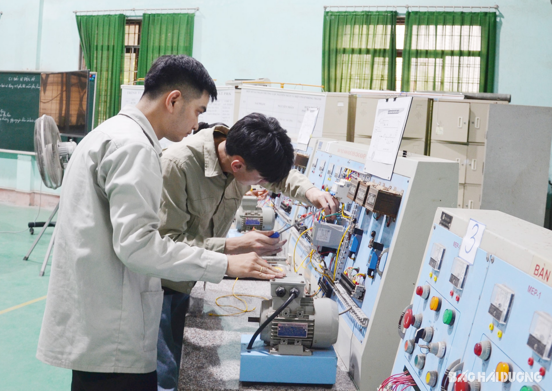 Ảnh trang 1: Hợp tác quốc tế giúp học sinh, sinh viên Trường Cao đẳng Cơ giới xây dựng ở Chí Linh tiếp cận máy móc, thiết bị hiện đại