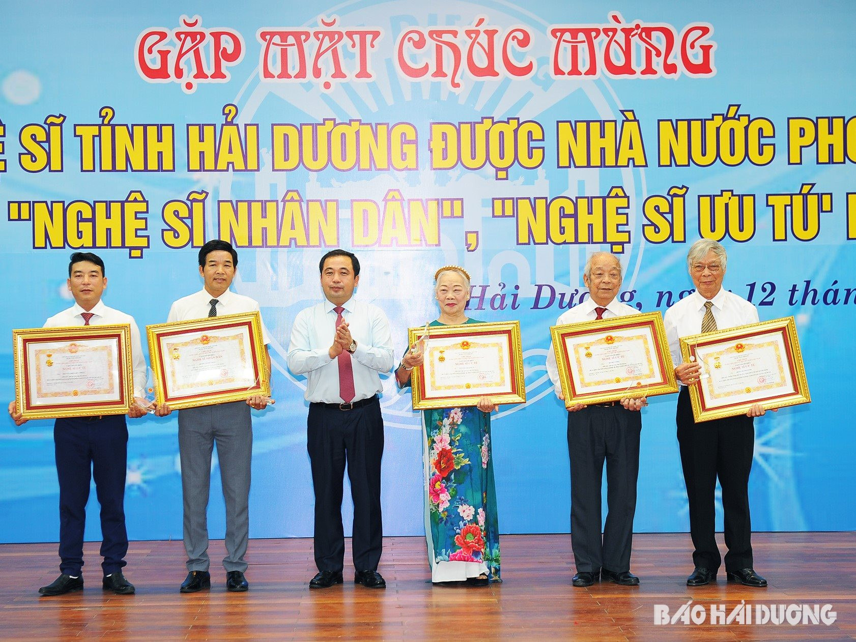 Thừa ủy quyền Chủ tịch nước, đồng chí Trần Đức Thắng, Ủy viên Trung ương Đảng, Bí thư Tỉnh ủy Hải Dương trao danh hiệu cho các Nghệ sĩ Nhân dân và Nghệ sĩ Ưu tú của Hải Dương