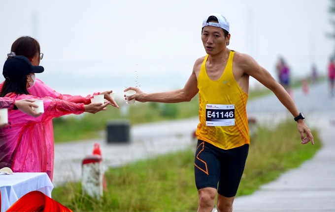 Anh Trung Lê trên đường chạy Hanoi Marathon Techcombank 2022. Ảnh: NVCC