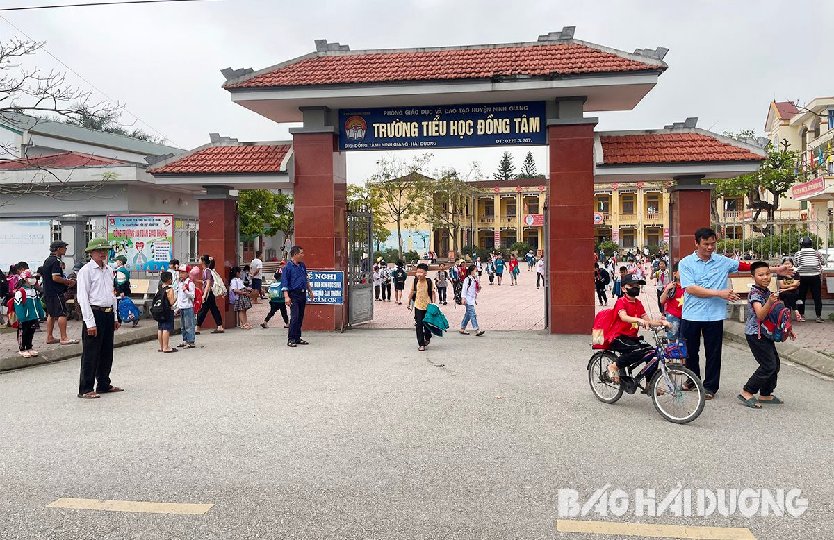 Cựu chiến binh xã Đồng Tâm thực hiện bảo đảm an toàn giao thông tại các cổng trường học