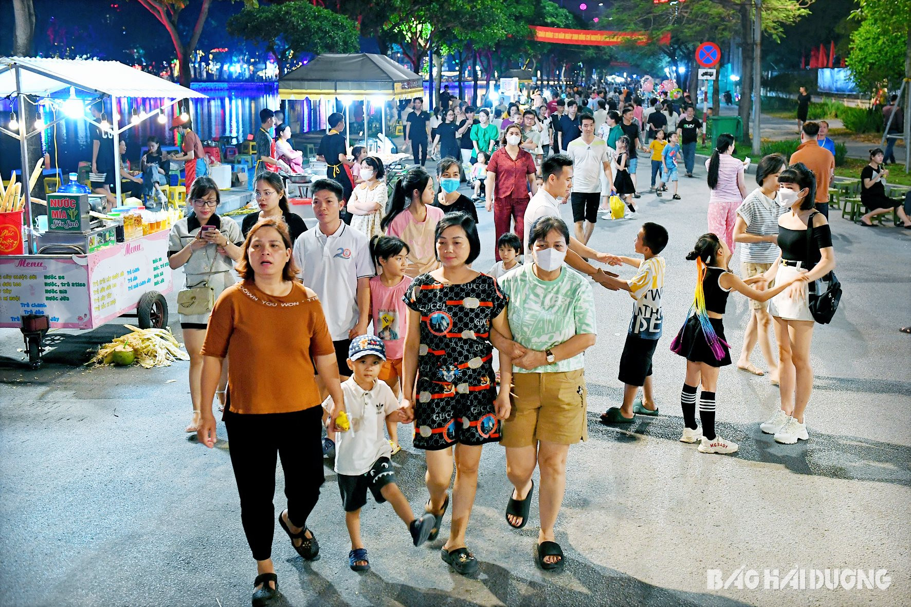 Phố đi bộ, chợ đêm Bạch Đằng là điểm đến của người dân, du khách mỗi dịp cuối tuần