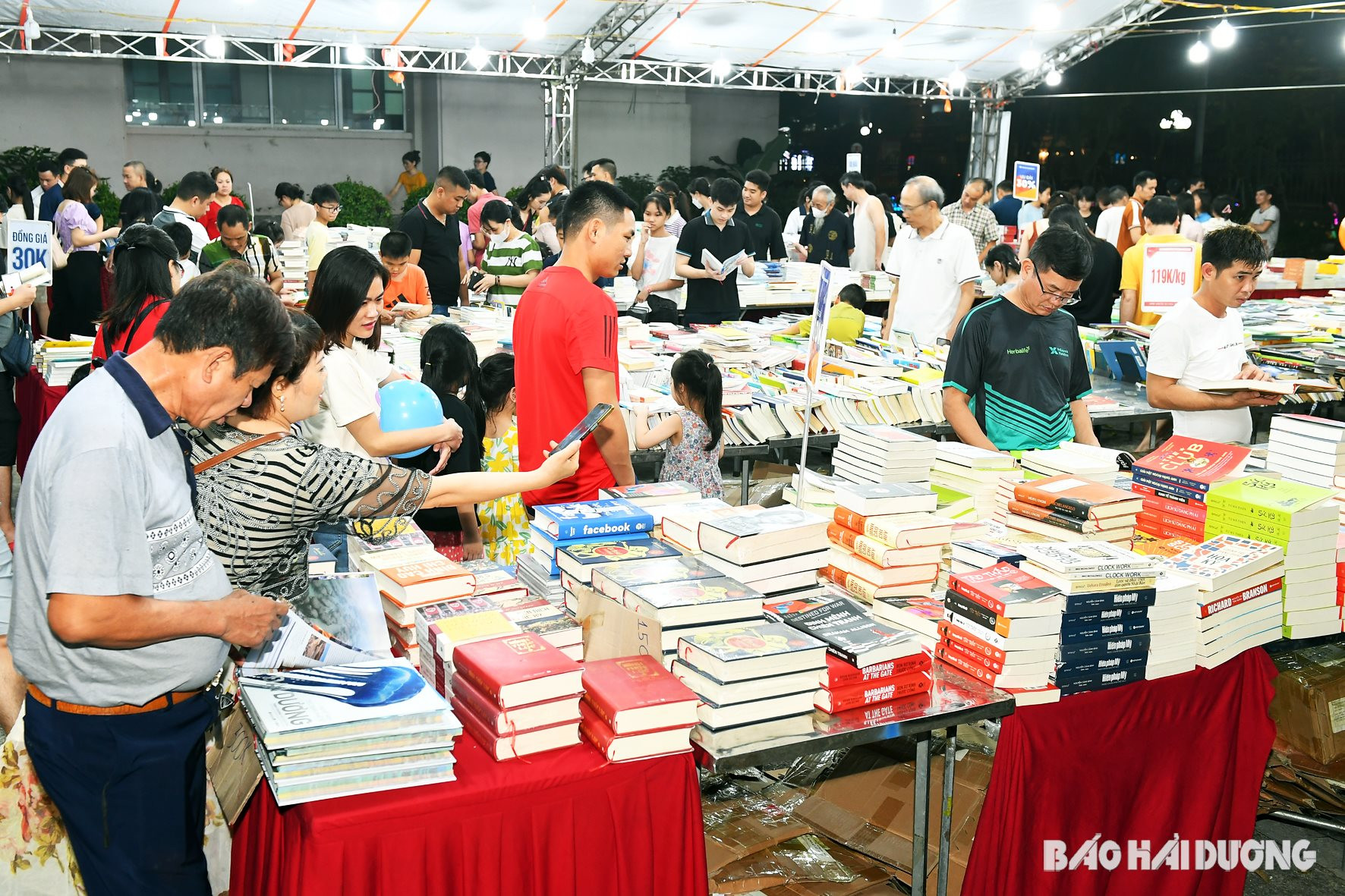 Phố đi bộ, chợ đêm Bạch Đằng tuần này còn tổ chức hội chợ sách