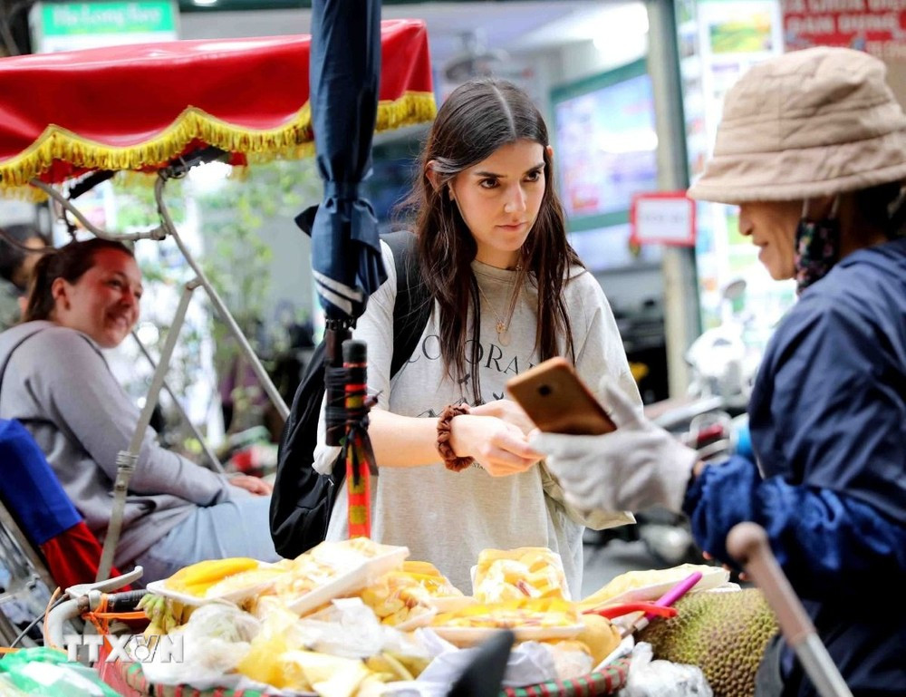 Du khách tham quan, trải nghiệm ẩm thực trong phố cổ Hà Nội. (Ảnh: Thanh Tùng/TTXVN)