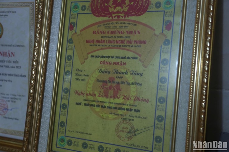 Ông Đặng Thanh Tùng được nhận Bằng chứng nhận nghệ nhân làng nghề Hải Phòng năm 2021.