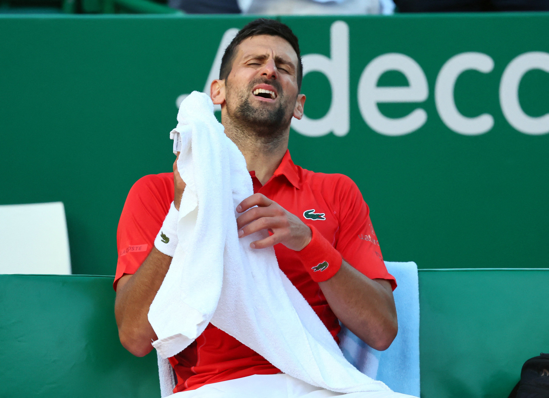 Sự thất vọng của Djokovic trong trận thua Ruud - Ảnh: REUTERS
