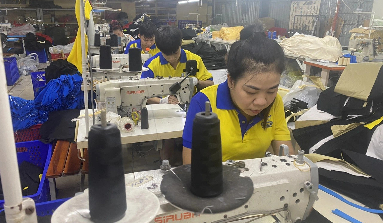 Chị Nguyễn Thị Hồng Vân (quê Long An) - công nhân Công ty May mặc Dony - chia sẻ mong được tăng ca, kiếm thêm thu nhập ngày lễ - Ảnh: Q.A.