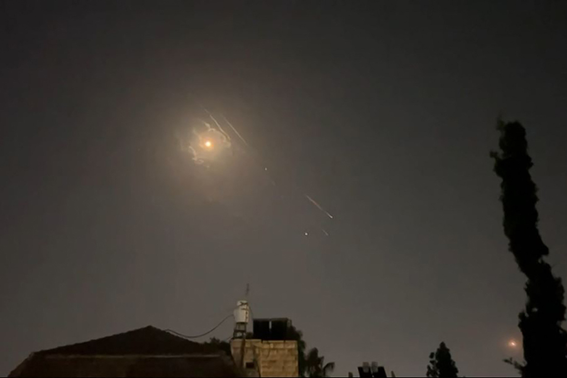 Vụ nổ từ tên lửa và máy bay không người lái của Iran thắp sáng bầu trời Jerusalem ngày 14-4 - Ảnh: AFP