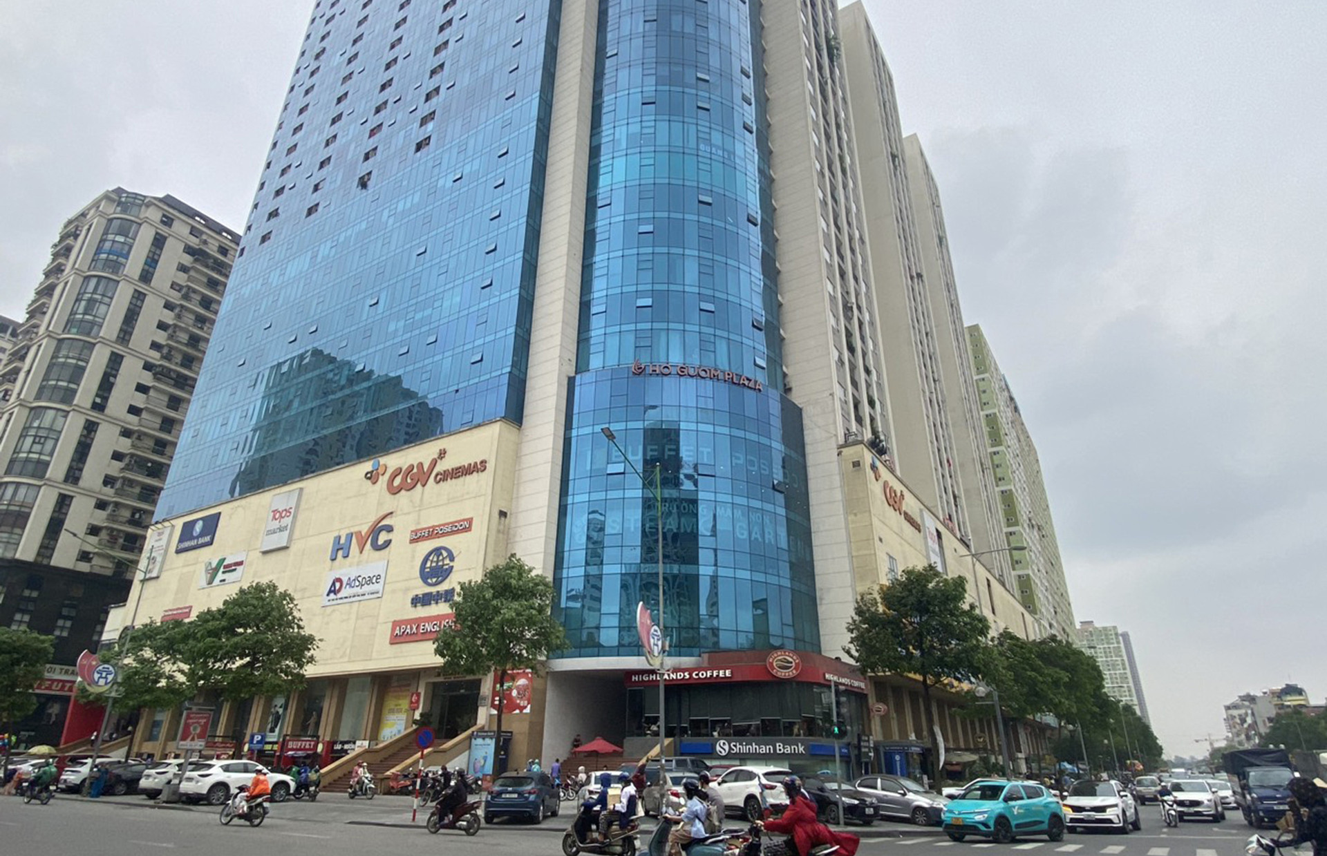 Người dân mua nhà tại dự án chung cư Hồ Gươm Plaza (quận Hà Đông, Hà Nội) phản ánh mua nhà từ năm 2017 nhưng đến nay chưa được nhận giấy hồng - Ảnh: QUANG THẾ