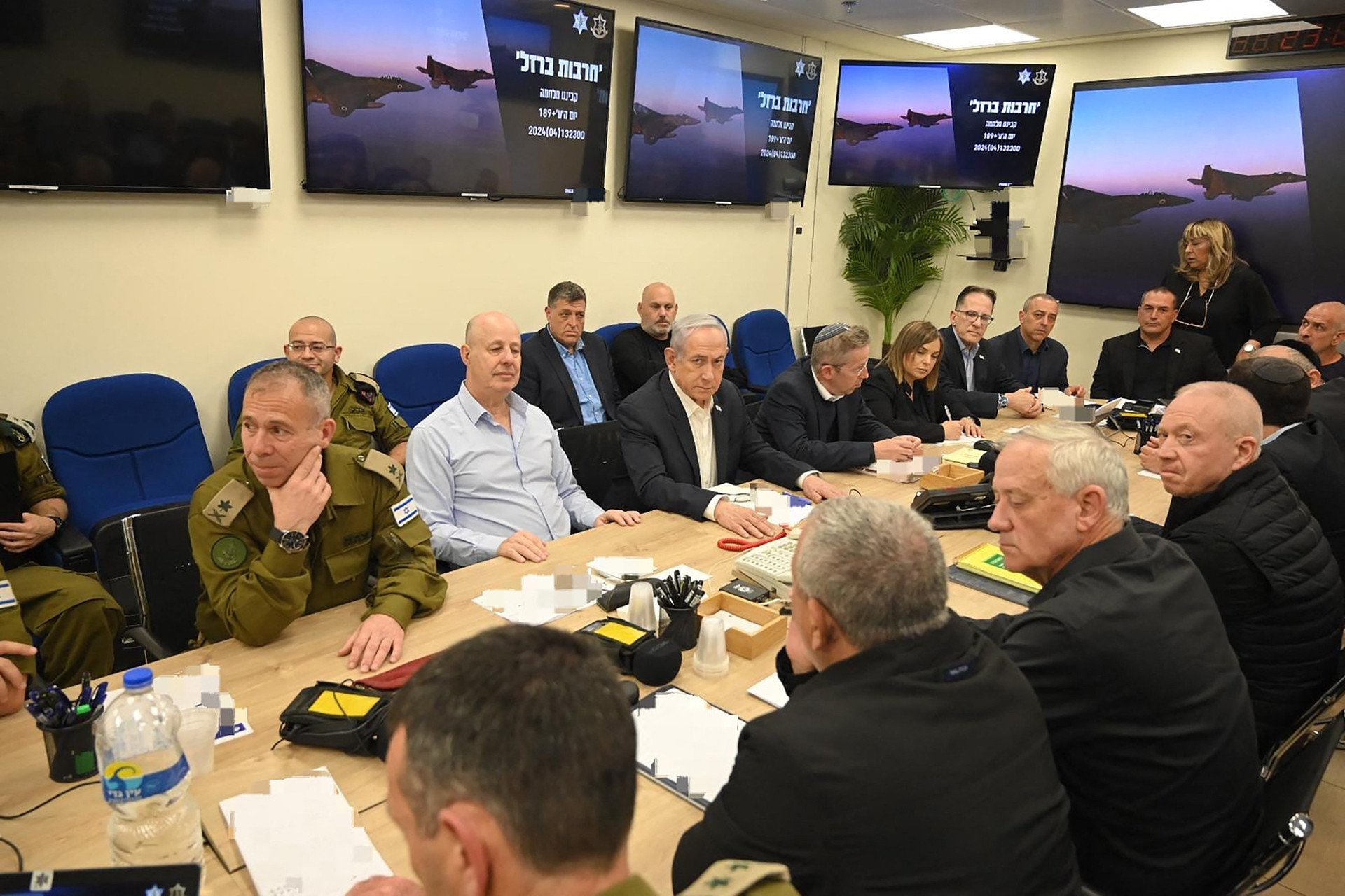 Thủ tướng Israel Benjamin Netanyahu họp nội các ở Tel Aviv sau khi Iran tấn công, ngày 14-4 - Ảnh: AFP