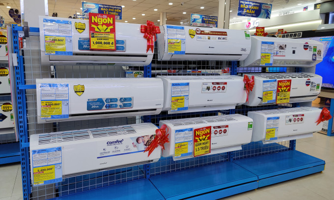 Các mẫu điều hòa được trưng bày trong một siêu thị điện máy và được giảm giá từ 10% kèm khuyến mãi. Ảnh: Bảo Lâm