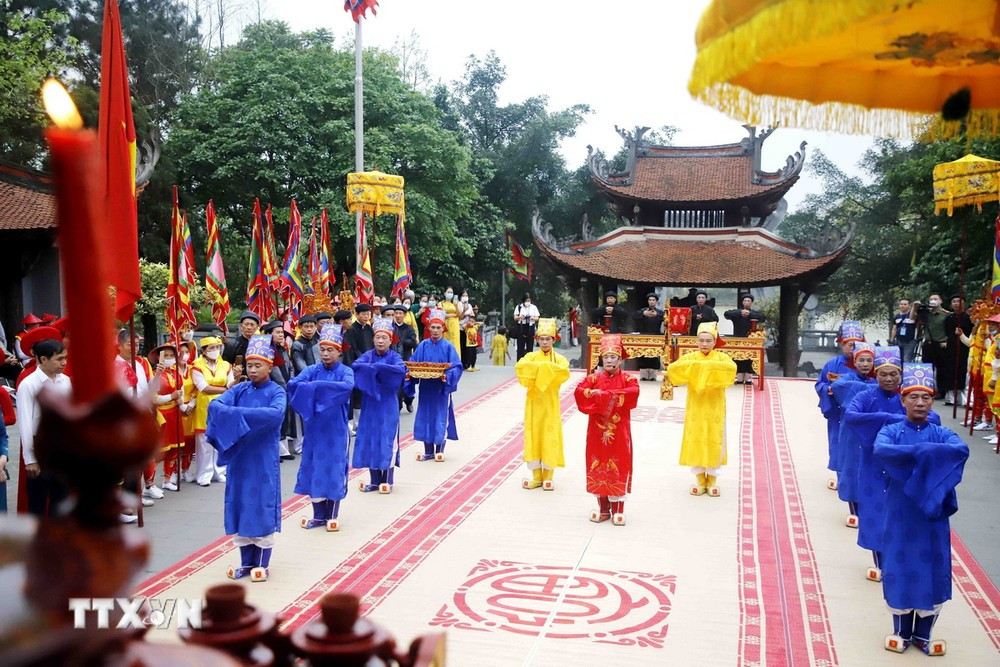 Các cụ cao niên xã Chu Hóa, thành phố Việt Trì, tỉnh Phú Thọ thực hiện nghi thức tế truyền thống trong Lễ giỗ Đức Quốc Tổ Lạc Long Quân năm 2023. (Ảnh: Trung Kiên/TTXVN)