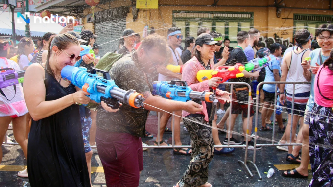 Du khách nước ngoài tham gia lễ hội té nước hôm 14/4 tại Bangkok. Ảnh: Nation Thailand