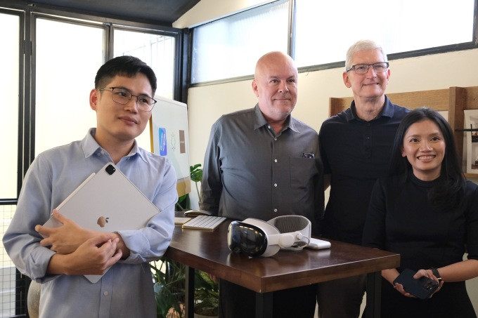 Tim Cook và hai nhà phát triển ứng dụng của Việt Nam. Ảnh: Tuấn Hưng