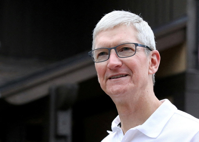 Tim Cook xuất hiện bên cạnh loạt MacBook Air mới ra mắt tháng 6/2023. Ảnh: Apple