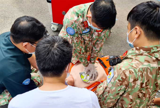 Bác sĩ Bệnh viện dã chiến cấp 2 số 3 Việt Nam thực hành xử lý tình huống người bị ngưng tim ngưng thở, trước khi lên đường làm nhiệm vụ quốc tế. Ảnh: Lê Phương