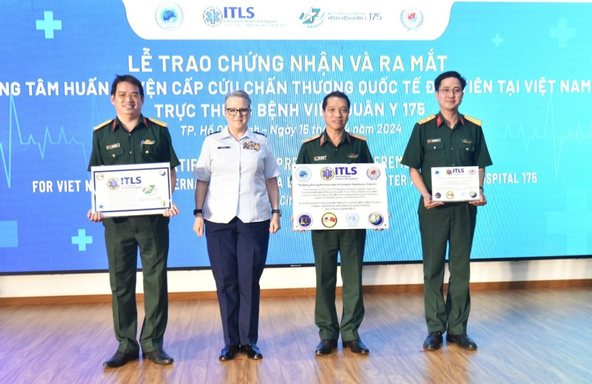 Lãnh đạo Bệnh viện Quân y 175 nhận chứng nhận Trung tâm Huấn luyện cấp cứu chấn thương quốc tế đầu tiên tại Việt Nam. Ảnh: Bệnh viện cung cấp