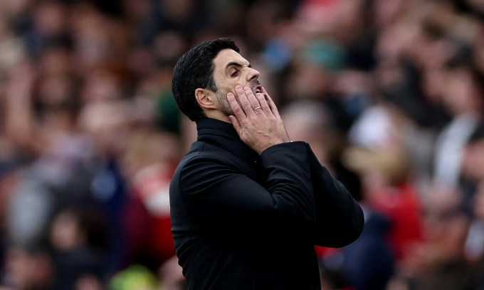 HLV Mikel Arteta ôm mặt trong trận thua Aston Villa 0-2 trên sân Emirates, thành phố London, vòng 33 Ngoại hạng Anh ngày 14/4/2024. Ảnh: Reuters