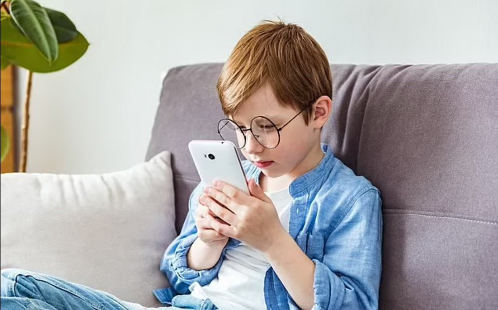 Các bậc cha mẹ tại Anh đang được yêu cầu nêu ý kiến về độ tuổi trẻ em được phép truy cập và sử dụng các trang mạng xã hội, trong khoảng từ 13-16 tuổi. (Nguồn: Stock)