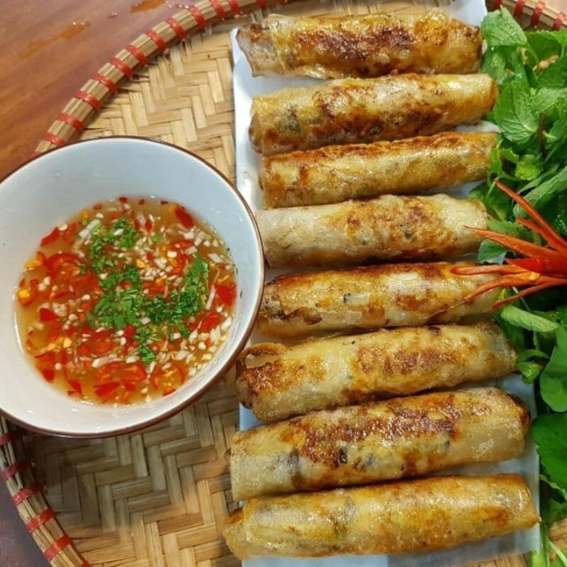 Nem rán là món ăn truyền thống trong mâm cỗ của người Việt.