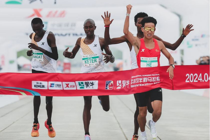 He Jie ăn mừng khi giành chức vô địch Giải bán marathon Bắc Kinh 2024 - Ảnh: Tân Hoa Xã