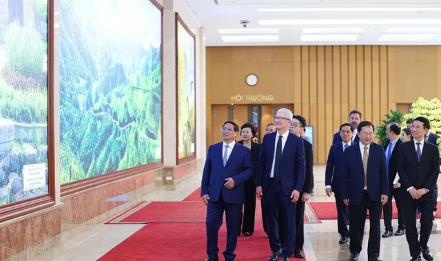 Thủ tướng Phạm Minh Chính và Giám đốc điều hành Tập đoàn Apple Tim Cook tham quan trụ sở Chính phủ - Ảnh: TTXVN