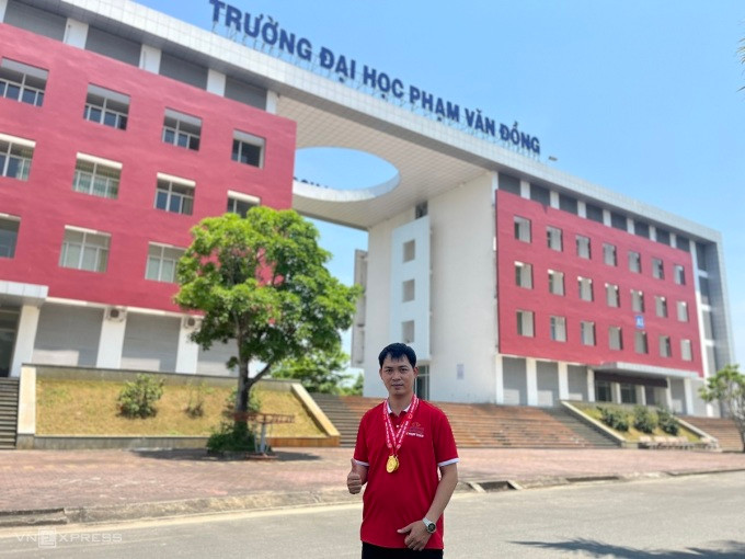 Anh Nguyễn Lê Duy và Đại học Phạm Văn Đồng, nơi giúp anh trở lại với Toán học. Ảnh: Phạm Linh