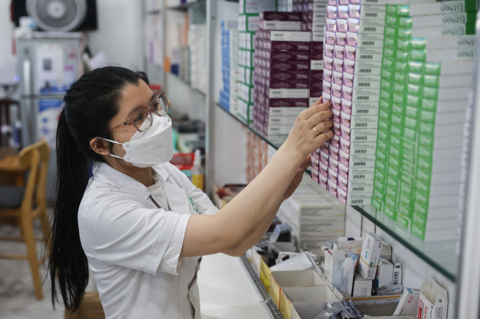 Nhân viên y tế tại nhà thuốc Bệnh viện Quân y 175, quận Gò Vấp phát thuốc cho bệnh nhân, tháng 3/2024. Ảnh: Quỳnh Trần
