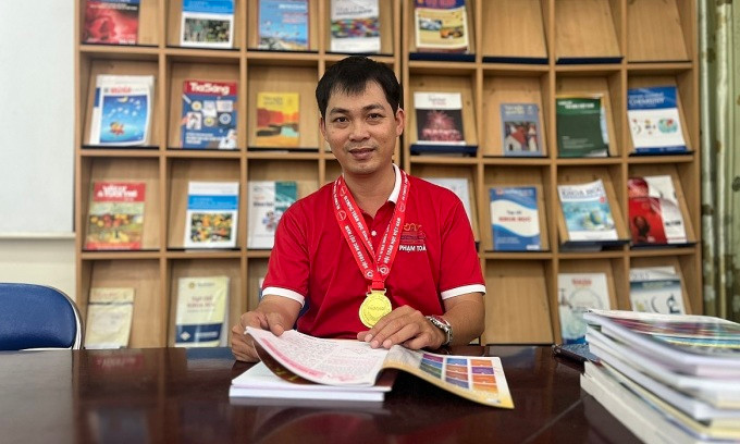 Anh Nguyễn Lê Duy ở thư viện Đại học Phạm Văn Đồng. Ảnh: Phạm Linh