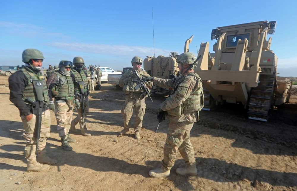 Binh sỹ Mỹ tham gia tập trận bắn đạn thật tại căn cứ Basmaya, phía Đông Nam Thủ đô Baghdad (Iraq). (Ảnh: AFP/TTXVN)