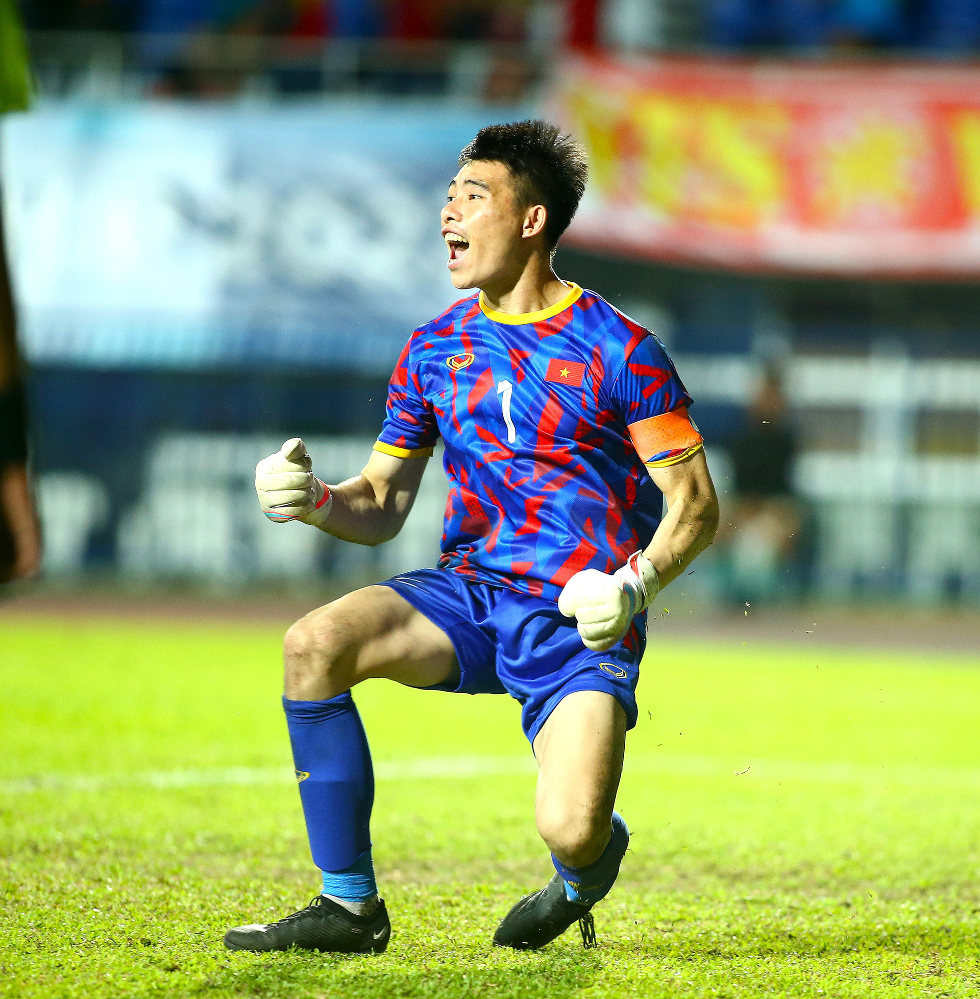 Thủ môn Quan Văn Chuẩn đeo băng đội trưởng U23 Việt Nam - Ảnh: HOÀNG TÙNG