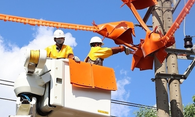 Công nhân điện lực miền Nam sửa chữa điện trên đường dây. Ảnh: EVN